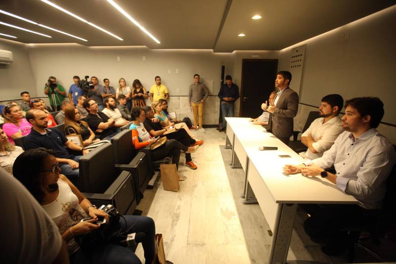 Jornalistas, influenciadores digitais e membros da sociedade civil organizada participaram, nesta quinta-feira (15), da visita guiada ao Parque Estadual do Utinga (Peut) que será inaugurado na sexta-feira (16), às 16h30. Os convidados foram recebidos pelo secretário estadual de Cultura, o arquiteto Paulo Chaves; pelo presidente do Ideflor-bio, Thiago Novaes; pelo gerente do Peut, Julio Meyer; pelo secretário de comunicação, Daniel Nardin e pelo representante da diretoria da Unidade de Conservação do Parque, Wendel Andrade. O evento começou às 9h com a apresentação das melhorias feitas no espaço durante as obras, dos serviços que funcionarão no local e de algumas normas de utilização desse novo equipamento.
FOTO: SIDNEY OLIVEIRA / AG. PARÁ
DATA: 15.03.2018
BELÉM - PARÁ <div class='credito_fotos'>Foto: Sidney Oliveira/Ag. Pará | <a href='/midias/2018/originais/86667cf3-a3c2-4238-80c7-3272adbc8c22.jpg' download><i class='fa-solid fa-download'></i> Download</a></div>