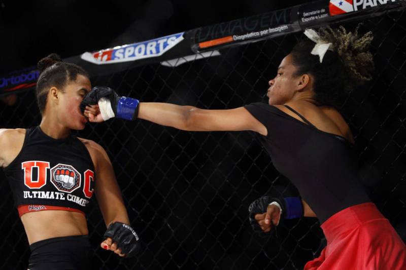 O mundo do MMA conheceu neste sábado os novos guerreiros paraenses. Dos 34 lutadores que entraram no octógono do Jungle Fight 93, 31 representaram o estado. Destaque para Ivanildo Monstrinho e Francisco Figueiredo, que conquistaram os cinturões interinos das categorias 57kg e 61kg, respectivamente, diante do público que lotou o Centro de Convenções da Amazônia – Hangar, com apoio da Secretaria de Estado de Esporte e Lazer.
FOTO: THIAGO GOMES / AG. PARÁ
DATA: 28.04.2018
BELÉM - PARÁ <div class='credito_fotos'>Foto: Thiago Gomes /Ag. Pará | <a href='/midias/2018/originais/8679c750-0b30-4bc1-ae27-683ca3a2cf46.jpg' download><i class='fa-solid fa-download'></i> Download</a></div>