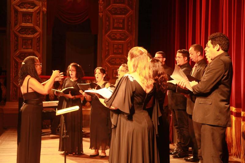 A programação também contou com o grupo Flautas Doces da Amazônia, que subiu ao palco do teatro mostrando um repertório erudito ao som de vários tipos diferentes de flautas. O concerto ainda teve apresentação do Coro Carlos Gomes (foto), conduzido pela maestrina cubana Maria Antonia Jimenez, e do Grupo de Improvisação do IECG, que sob a regência do professor Massassés Malcher arrancou aplausos do público com um repertório popular e arranjos de músicos paraenses, como Ziza Padilha.
FOTO: ASCOM FCG
DATA: 27.03.2018
BELÉM - PARÁ <div class='credito_fotos'>Foto: ASCOM FCG | <a href='/midias/2018/originais/867dfd57-bff7-45c4-a11b-d08105d61b79.jpg' download><i class='fa-solid fa-download'></i> Download</a></div>