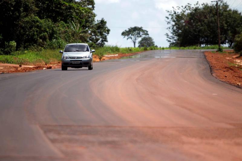 Em Santo Antônio do Tauá o governo está executando a obra de pavimentação asfáltica da PA-242 (foto), um trecho de 27 quilômetros que recebe investimentos de R$ 31.390.157,68. A rodovia atende os municípios de Igarapé-Açu, Nova Timboteua, Peixe-Boi e Capanema, interligando-se às PAs 140 e 136.
FOTO: THIAGO GOMES / AG. PARÁ
DATA: 11.01.2018
SANTO ANTÔNIO DO TAUÁ - PARÁ <div class='credito_fotos'>Foto: Thiago Gomes /Ag. Pará | <a href='/midias/2018/originais/8681f796-cd7c-4e4e-a576-d24be9842e1a.jpg' download><i class='fa-solid fa-download'></i> Download</a></div>