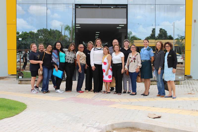 Na tarde desta quarta-feira (28), representantes de secretarias que integram o comitê gestor do Plano Estadual de Ações Integradas à Pessoa com Deficiência (Existir) visitaram as obras do Centro Integrado de Inclusão e Reabilitação (CIIR), em Belém. A visita técnica foi solicitada por Daniele Khayat, diretora-geral do Núcleo de Articulação e Cidadania (NAC), do Governo do Pará, com o objetivo de informar aos participantes do Plano sobre o andamento da obra e mostrar as ações planejadas para o local. “É muito importante que todos que trabalham diretamente com a pessoa com deficiência saibam o que está sendo feito. Afinal, são eles que vão atuar aqui. Pudemos ver de perto os espaços onde funcionará a triagem, reabilitação, radiologia, prótese e órtese, entre outros. Todos ficaram muito satisfeitos com o que viram, e ansiosos para o funcionamento”, disse Daniele Khayat. O CIIR está em fase final de construção, devendo ser inaugurado até o final do primeiro semestre de 2018.
FOTO: RUAN MORAES / ASCOM NAC
DATA: 28.02.2018
BELÉM - PARÁ <div class='credito_fotos'>Foto: RUAN MORAES / ASCOM NAC | <a href='/midias/2018/originais/86866cdb-05a6-494a-9f95-9f6baa4d2a53.jpg' download><i class='fa-solid fa-download'></i> Download</a></div>