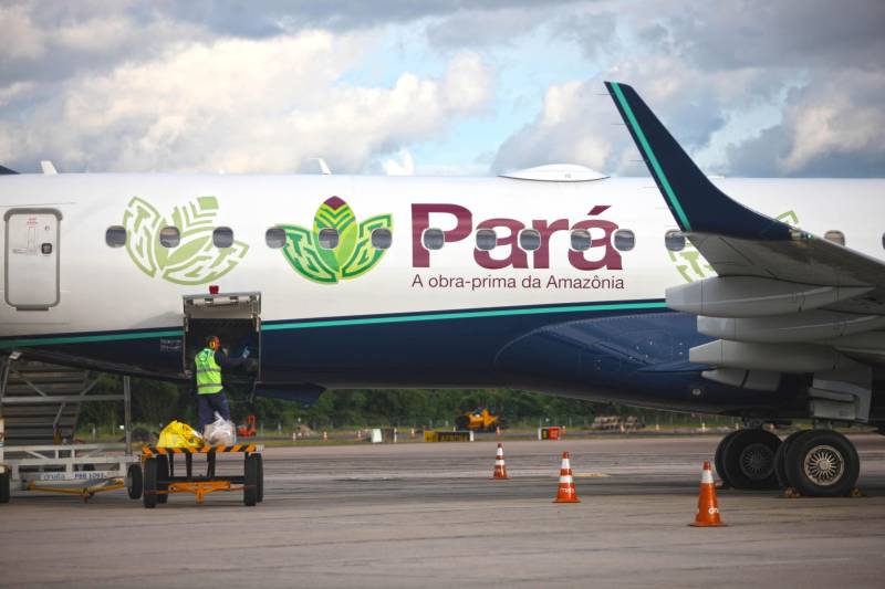 Pousou na tarde desta terça-feira (27) a aeronave modelo Airbus A 320 da Companhia Azul Linhas Aéreas adesivada com a logomarca “Para, A Obra-Prima da Amazônia” (foto). Levando a logomarca em sua aeronave, a companhia promove o turismo paraense nos mercados nacional e internacional. A estratégia é fruto de uma parceria entre a secretaria de estado de Turismo (Setur) e a Azul. A aeronave está voando por toda a malha aérea nacional da Azul e já passou por outros países como Argentina, Uruguai e Guiana Francesa. A companhia tem ampliado suas bases de operações no Pará com rotas regionais, nacionais e internacionais. “ Esta é uma estratégia no sentido de levar a marca do turismo paraense para todos os lugares em que a Azul voa. Desta forma o turismo no Pará é promovido como atividade econômica”, comenta o secretário de Estado de Turismo, Adenauer Goes.
FOTO: THIAGO GOMES / AG. PARÁ
DATA: 27.03.2018
BELÉM - PARÁ <div class='credito_fotos'>Foto: Thiago Gomes /Ag. Pará | <a href='/midias/2018/originais/868a7461-0649-4815-8e72-e5b7f9659395.jpg' download><i class='fa-solid fa-download'></i> Download</a></div>