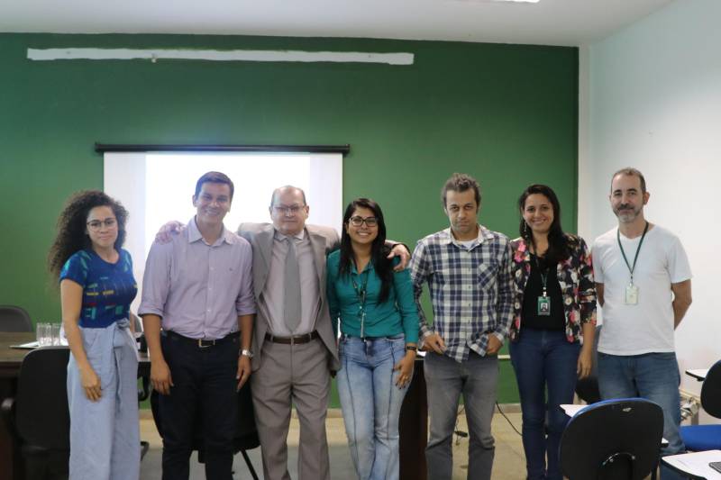 Representantes Gerência Administrativa do Marajó (GRM, na foto) do Instituto de Desenvolvimento Florestal e da Biodiversidade (Ideflor-bio), da Superintendência do Patrimônio da União (SPU) e do Instituto Nacional da Reforma Agrária (Incra) discutiram, nesta quarta-feira (31), a proposta para o redimensionamento do Parque Estadual Charapucu, Unidade de Conservação Estadual localizada no arquipélago do Marajó. O Parque foi criado em 2010 por meio de um decreto estadual e tem uma área aproximada de 65 mil hectares. A unidade de conservação faz parte da categoria Proteção Integral, a qual não permite a utilização dos recursos naturais do espaço ou mesmo a habitação. Entretanto, segundo informações levantadas pela Gerência da Região Administrativa do Marajó (GRM/Ideflor-bio) – instância responsável pela gestão do Parque – cerca de 130 famílias ainda habitam a área.
FOTO: ASCOM / IDEFLOR-BIO
DATA: 04.10.2018
BELÉM - PARÁ <div class='credito_fotos'>Foto: ASCOM / IDEFLOR-BIO | <a href='/midias/2018/originais/868b986e-fbd1-42ed-a250-d843da34baf0.jpg' download><i class='fa-solid fa-download'></i> Download</a></div>