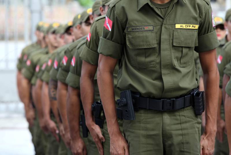 Cerca de 2 mil alunos do curso de formação de praças da Polícia Militar cumprem neste sábado (12) uma etapa importante da preparação: eles saem pela primeira vez às ruas, no estágio supervisionado, para vivenciar situações reais da carreira e, ao mesmo tempo, reforçar o policiamento ostensivo. Em Belém, cerca de 500 homens e mulheres se concentraram na Praça Santuário, em frente à Basílica de Nazaré, e saíram, em seguida, para diversos pontos da capital. A ação faz parte do pacote de medidas de combate à criminalidade e reforço da segurança pública anunciado pelo Governo do Estado.
FOTO: SIDNEY OLIVEIRA / AG. PARÁ
DATA: 12.05.2018
BELÉM - PARÁ <div class='credito_fotos'>Foto: Sidney Oliveira/Ag. Pará | <a href='/midias/2018/originais/868cae50-bdbb-4bbf-bee9-10b484d79c1f.jpg' download><i class='fa-solid fa-download'></i> Download</a></div>
