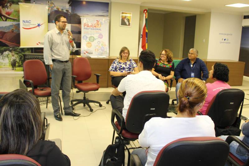 Alunos do curso de “Técnicas de gestão de resíduos sólidos” e de “Boas práticas higiênico sanitárias dos alimentos” foram certificados pelo Programa Pará Profissional. Ao todo, 32 concluintes estiveram presentes na cerimônia, que ocorreu no auditório da Casa Civil, na quinta-feira (28). O Programa Pará Profissional é um dos instrumentos utilizados no combate à desigualdade inter-regional no Estado, por meio da qualificação profissional da mão de obra local. Coordenado pela Secretaria de Estado de Ciência, Tecnologia e Educação Profissional e Tecnológica (Sectet), o programa é amparado pela Lei 8.427, de 16 de novembro de 2016. As ofertas de cursos são feitas de acordo com as demandas vindas dos setores produtivos de cada região do estado, mediante oficinas, reuniões e solicitações diretas das prefeituras.
FOTO: ERIKA TORRES / ASCOM NAC
DATA: 01.03.2018
BELÉM - PARÁ <div class='credito_fotos'>Foto: ERIKA TORRES / ASCOM NAC | <a href='/midias/2018/originais/868eb9db-8833-4f69-993e-47090d3a19dc.jpg' download><i class='fa-solid fa-download'></i> Download</a></div>