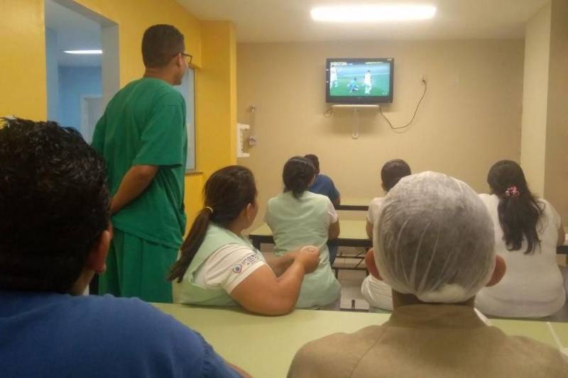 O resultado de 2x0 para a Seleção Brasileira na manhã desta sexta-feira, 22, contra o time da Costa Rica, pela Copa do Mundo 2018, celebrou toda a vibração, energia positiva e integração das torcidas de colaboradores, usuários e acompanhantes do Hospital Jean Bitar (HJB), em Belém (foto); Hospital Regional Público do Leste (HRPL), em Paragomians; Hospital Regional Público do Marajó (HRPM), em Breves; Hospital Geral de Tailândia (HGT); e Centro Integrado de Inclusão e Reabilitação (CIIR). Nesses locais, o atendimento  foi mantido e sem prejuízo aos usuários dos serviços.

FOTO: ASCOM HJB
DATA: 22.06.2018
BELÉM - PARÁ
 <div class='credito_fotos'>Foto: ASCOM HJB   |   <a href='/midias/2018/originais/8693c6ca-cd38-4cd5-ba01-f15b49caa6c6.jpg' download><i class='fa-solid fa-download'></i> Download</a></div>