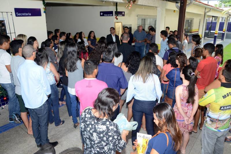 A Escola de Ensino Médio Professor Galvão (foto), em Augusto Corrêa, segue o mesmo padrão estrutural, com 13 novas salas de aula, laboratórios, além de copa, cozinha, banheiros e quadra coberta. A unidade escolar recebeu a instalação de 44 centrais de ar, 26 computadores, 26 monitores e 500 novas carteiras, que vão atender 1.380 alunos. A obra recebeu R$ 3.049.931,38 mil em investimentos. Segundo a aluna Natália Reis de Assis, estudante do 2º  do ano do Ensino Médio na Escola Professor Galvão, “na antiga escola tínhamos dificuldade de aprender nas aulas, pois fazia muito calor nas salas de aula. Hoje, temos salas refrigeradas, isoladas do barulho e agora as aulas são mais dinâmicas”, avalia.

FOTO: FERNANDO NOBRE / ASCOM SEDUC
DATA: 17.12.2018
AUGUSTO CORRÊA - PARÁ <div class='credito_fotos'>Foto: FERNANDO NOBRE/ASCOM SEDUC   |   <a href='/midias/2018/originais/8699184a-66ae-4298-b8aa-37a3a855a948.jpg' download><i class='fa-solid fa-download'></i> Download</a></div>