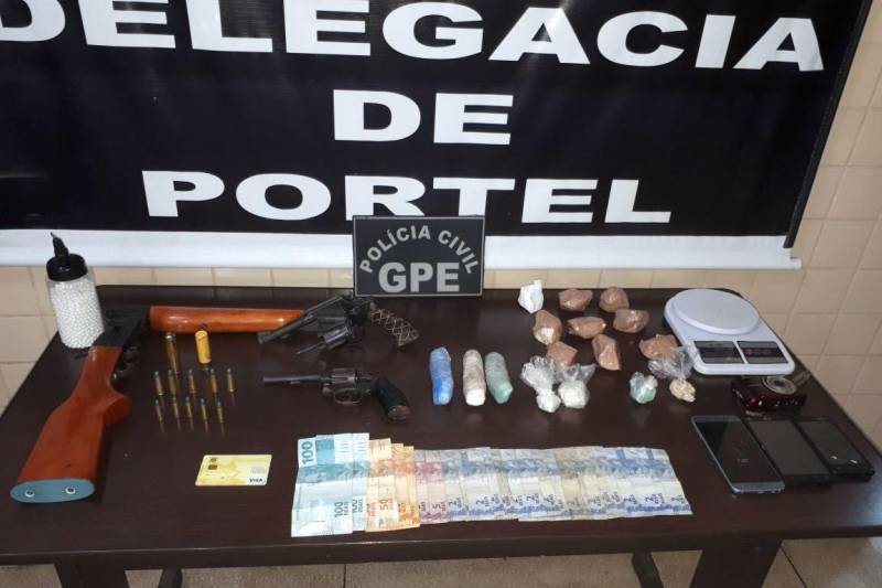 A Polícia Civil do Pará deu continuidade à operação policial para desarticular uma associação criminosa ligada a assaltos, homicídios e tráfico de drogas em Portel, na Ilha do Marajó. Dois homens e quatro mulheres foram presos, nesta quinta-feira (10), na ação deflagrada por policiais civis da delegacia do município e do Grupo de Pronto-Emprego (GPE), equipe tática da Polícia Civil.
FOTO: ASCOM POLÍCIA CIVIL
DATA: 10.05.2018
PORTEL - PARÁ <div class='credito_fotos'>Foto: Ascom Polícia Civil | <a href='/midias/2018/originais/869a1a52-468f-4c6c-8c68-235a76a6f3d5.jpg' download><i class='fa-solid fa-download'></i> Download</a></div>