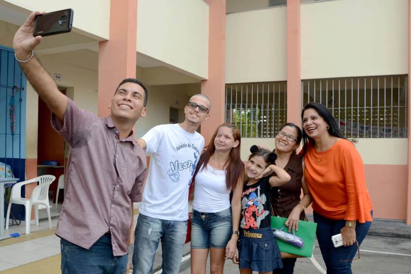 Aos 21 anos, Wilderson Almeida é o primeiro em sua família a conquistar uma vaga no ensino superior. Filho único de um autônomo com uma dona de casa, ele nasceu surdo, depois de a mãe ter tido rubéola durante a gravidez. O problema, no entanto, só foi identificado quando Wilderson tinha cerca de 5 anos de idade. Nas escolas regulares onde estudou, ele enfrentou muitas dificuldades, até chegar à Unidade de Ensino Especializado Professor Astério de Campos, em Belém, que oferece Atendimento Educacional Especializado aos alunos da rede pública estadual, e mantém, desde 2002, um cursinho pré-vestibular voltado a esse público. Foi no cursinho que Wilderson se preparou para o Exame Nacional do Ensino Médio (Enem), que fez pela terceira vez, e conquistou uma vaga no recém-lançado curso de graduação em Pedagogia - Licenciatura na perspectiva Bilíngue – Língua Brasileira de Sinais (Libras) e Língua Portuguesa, pela Universidade do Estado do Pará (Uepa).
FOTO: RAI PONTES / ASCOM SEDUC
DATA: 05.03.2018
BELÉM - PARÁ <div class='credito_fotos'>Foto: Rai Pontes/Ascom Seduc | <a href='/midias/2018/originais/869a1be1-a5ff-45ad-93a6-c8ac74b407ae.jpg' download><i class='fa-solid fa-download'></i> Download</a></div>
