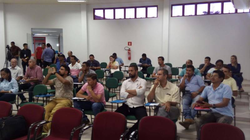 A participação de moradores de Marabá e outros municípios do entorno, no sudeste do Pará, foi expressiva na audiência pública (foto) sobre transporte de passageiros na mobilidade intermunicipal, a segunda promovida em julho pela Secretaria de Estado de Transportes (Setran). O encontro ocorreu na sede da Ordem dos Advogados do Brasil, Subseção Marabá, na noite de quinta-feira (5). O objetivo da reunião, coordenada pelo engenheiro Rodrigo Nassar, diretor de Planejamento da Setran, foi ouvir a população sobre o estabelecimento de um novo modelo de política pública para o transporte intermunicipal no Pará, além de fomentar discussões sobre o assunto entre a sociedade local, a fim de demarcar os processos de outorga de serviços de transporte rodoviário e hidroviário de passageiros.
FOTO: ASCOM / SETRAN
DATA: 06.07.2018
MARABÁ - PARÁ <div class='credito_fotos'>Foto: ASCOM SETRAN | <a href='/midias/2018/originais/86a542b3-073c-4b60-b6e3-658c6c6673f7.jpg' download><i class='fa-solid fa-download'></i> Download</a></div>