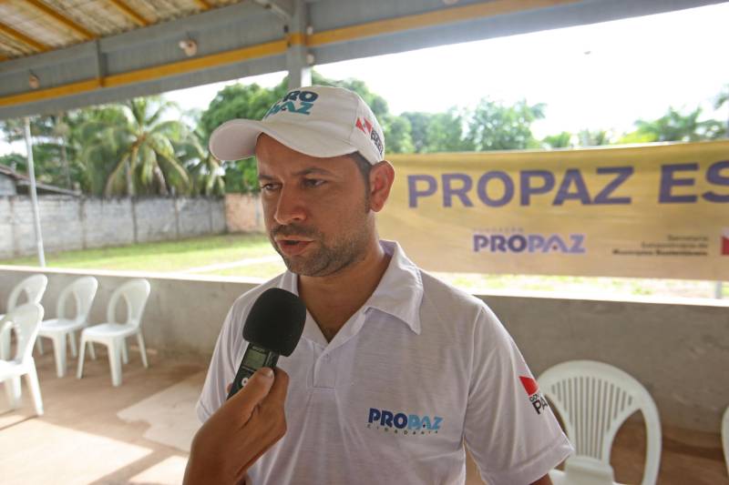 Aos 22 anos, Cláudio Cardoso está desempregado e procura um trabalho para sustentar o filho. Neste domingo (11) ele aproveitou a presença da Caravana Pro Paz no município de Barcarena, distante 15 quilômetros da capital, para retirar seus documentos e até aproveitou para cortar os cabelos. Na segunda-feira (12) pretende sair em busca de um emprego. Ele é um dos mil beneficiados pelos atendimentos feitos na cidade pela Caravana Pro Paz, uma ação do Governo do Pará, que busca garantir o acesso da população mais carente a serviços de atenção às necessidades básicas do cidadão, como atendimentos médicos, exames, vacinação, entre outros, com ações de mobilização em diversas regiões e municípios, a fim de fortalecer a cidadania paraense. “Os documentos e aparências são muito importantes para conseguir um trabalho, por isso estou aproveitando para fazer tudo para na segunda-feira continuar procurando emprego”, comentou Claudio. Ele está separado e quer encontrar um trabalho para sustentar o filho. A Caravana Pro Paz está iniciando os trabalhos em 2018 por Barcarena, nas comunidades de Vila Nova, Bom futuro e Burajuba afetadas pelo transbordamento de rejeitos da Hydro Alunorte, no início deste mês. Os serviços de retirada de documentos (Certidão de Nascimento, RG, Registro Social, ID Jovem), atendimento médico (pediatria, ginecologia e clínica geral), consulta jurídica, exames vacinas e cortes de cabelo foram ofertados em parceria com a Prefeitura do município. Na foto, o coordenador da Caravana Pro Paz Cidadania, Deckson Oliveira.
FOTO: IGOR BRANDÃO / AG PARÁ
DATA: 11.03.2018
BARCARENA - PARÁ <div class='credito_fotos'>Foto: IGOR BRANDÃO / AG. PARÁ | <a href='/midias/2018/originais/86a68b6e-5d4c-4473-a4cc-5ddf2cde9592.jpg' download><i class='fa-solid fa-download'></i> Download</a></div>