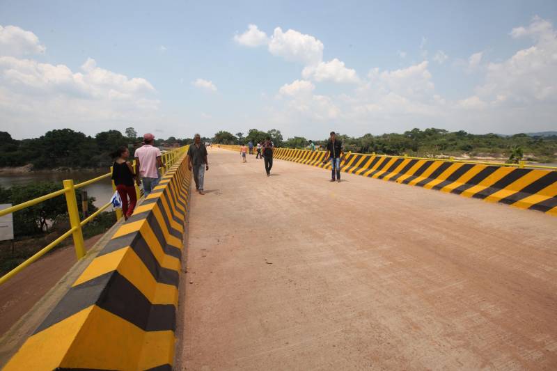 Santa Maria das Barreiras foi o primeiro município contemplado na agenda de inaugurações de obras viárias executadas pelo governo do Estado, na quarta e nesta quinta-feira (24 e 25), no sul e sudeste do Pará. O conjunto de obras ultrapassa R$ 112 milhões em investimentos em construção de pontes de concreto, pavimentação de rodovias e asfaltamento de vias urbanas. O secretário de Estado de Transportes, Kleber Menezes, representou o governador Simão Jatene na solenidade, acompanhado do secretário Regional de Governo do Sudeste do Pará, Jorge Bittencourt. A ponte (foto) recebeu o nome de Rafaela Martins Santana, em homenagem a uma moradora da cidade que faleceu aos 16 anos devido a um câncer, no final de 2017. O pai de Rafaela, o produtor rural João Batista Santana, que mora no município há 37 anos, ficou emocionado. “Isso, pra nossa família, é muito importante. Estamos muito gratos ao governo pela homenagem, por essa grande obra, que é importantíssima para a região. Passarei por aqui todos os dias”, afirmou.
FOTO: MÁCIO FERREIRA / AG. PARÁ
DATA: 24.10.2018
SANTA MARIA DAS BARREIRAS - PARÁ <div class='credito_fotos'>Foto: MÁCIO FERREIRA/ AG. PARÁ | <a href='/midias/2018/originais/86aac3b5-812d-4674-bd70-aa99ebe10893.jpg' download><i class='fa-solid fa-download'></i> Download</a></div>