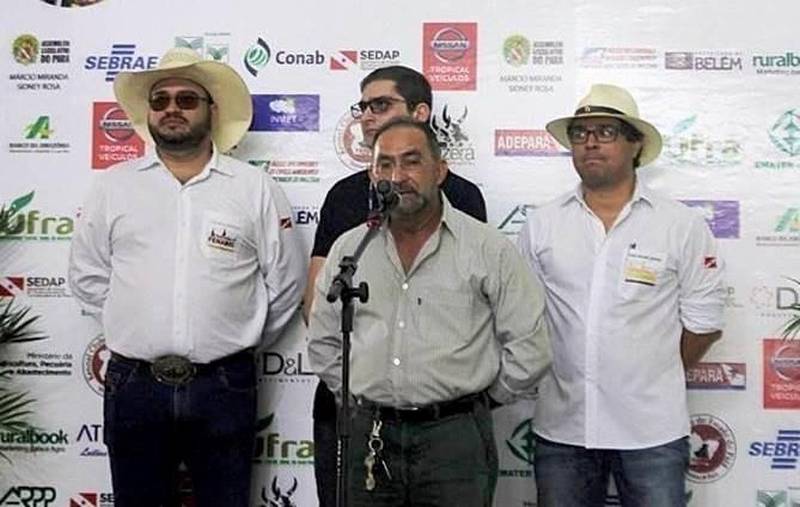 A Empresa de Assistência Técnica e Extensão Rural do Pará (Emater) mostra até este domingo (22) uma variedade de serviços na Feira de Negócios Agropecuários de Belém (Fenabel). A mostra inclui oficinas do projeto “Frutificando saberes e sabores no campo”, exposição de impressos, exibição de vídeos, horta em pequenos espaços, informações técnicas sobre Cadastro Ambiental Rural (CAR) e outras abordagens. A participação da Emater incluiu ainda mobilização de técnicos e agricultores da área de abrangência de seis regionais administrativas. A equipe de apoio é coordenada pelo técnico Raimundo Ribeiro, chefe do Núcleo de Metodologia de Comunicação (NMC), representante da empresa no evento.
FOTO: ASCOM / EMATER
DATA: 21.04.2018
BELÉM - PARÁ <div class='credito_fotos'>Foto: ASCOM EMATER | <a href='/midias/2018/originais/86af5615-cd37-4f11-a8e7-3649f4d89405.jpg' download><i class='fa-solid fa-download'></i> Download</a></div>