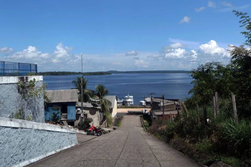Os treze municípios do Baixo Amazonas ocupam 25% da área do Estado do Pará, com seus 315,86 mil quilômetros quadrados. A região é a maior produtora de castanha do Pará (94%) e maior produtora de mandioca (30%) do estado. A extração de bauxita é o grande destaque, que dá à cidade de Oriximiná o maior saldo da balança comercial regional, com 213.704.559 milhões de dólares (2014). Os principais produtos exportados pelo município são minério de alumínio (bauxita) e seus concentrados (52%).
FOTO: SIDNEY OLIVEIRA / AG. PARÁ
DATA: 17.06.2017
ORIXIMINÁ - PARÁ <div class='credito_fotos'>Foto: Sidney Oliveira/Ag. Pará | <a href='/midias/2018/originais/86b4e7cf-7881-4cf4-924a-c8842df2b9b6.jpg' download><i class='fa-solid fa-download'></i> Download</a></div>