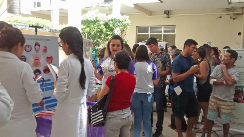 Uma feira expositiva (foto) em alusão a Dia Mundial dos Cuidados Paliativos, comemorado no 2° sábado de outubro, foi realizada nesta quarta-feira (31), no Hospital Ophir Loyola. Os cuidados paliativos promovem a qualidade de vida de pacientes e respectivos familiares, que enfrentam doenças ameaçadoras da continuidade da vida, por meio da prevenção e do alívio do sofrimento. Essa assistência especializada ocorre em diferentes níveis de atuação: ambulatório, internação e assistência domiciliar. A programação foi realizada com abordagem individual e orientações, entrega de panfletos e folders, apresentação de pôsteres e vídeos explicativos.
FOTO: ASCOM / HOL
DATA: 31.10.2018
BELÉM - PARÁ <div class='credito_fotos'>Foto: ASCOM HOL | <a href='/midias/2018/originais/86b85245-7f5f-412e-9b5f-b733c42c75ef.jpg' download><i class='fa-solid fa-download'></i> Download</a></div>