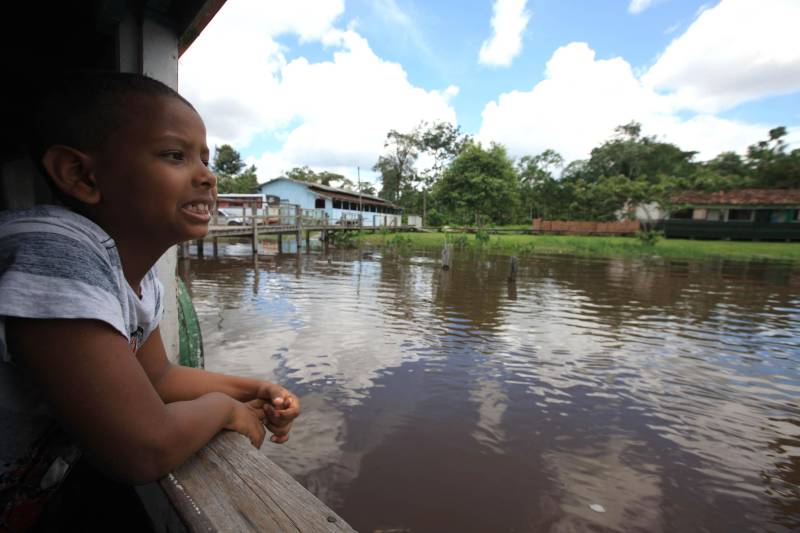 A comunidade Sítio Bosque fica no município de Moju, a 127 quilômetros da capital paraense. Após a descida da ponte que dá acesso à cidade e mais 45 minutos por uma estrada de ramal, às margens do Rio Moju, chega-se à comunidade. Lá moram 87 famílias, o equivalente a mais de 200 pessoas
FOTO: MÁCIO FERREIRA / AG. PARÁ
DATA: 05.03.2018
MOJU - PARÁ <div class='credito_fotos'>Foto: MÁCIO FERREIRA/ AG. PARÁ | <a href='/midias/2018/originais/86b9a2bc-304d-4658-8fc0-5f7d3ed641a8.jpg' download><i class='fa-solid fa-download'></i> Download</a></div>