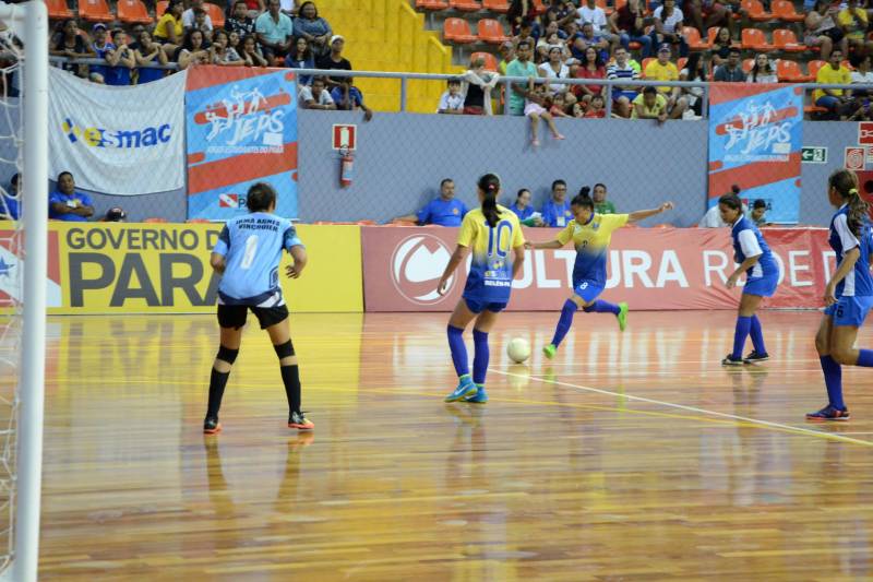 A 60ª edição dos Jogos Estudantis Paraenses (JEPs) encerrou neste domingo (24), na Arena Guilherme Paraense, em Belém. Após dois dias de competições, foram conhecidas as 16 equipes das modalidades coletivas de basquete, volei, futsal e handebol, nas categorias "A" (12 a 14 anos) e "B" (15 a 17 anos) que vão representar o Pará na etapa nacional dos Jogos Escolares da Juventude, em setembro.
FOTO: FERNANDO NOBRE / ASCOM SEDUC
DATA: 24.06.2018
BELÉM - PARÁ <div class='credito_fotos'>Foto: FERNANDO NOBRE/ASCOM SEDUC | <a href='/midias/2018/originais/86baedd5-a27c-4a5e-aaee-cf1dd5a83f4e.jpg' download><i class='fa-solid fa-download'></i> Download</a></div>