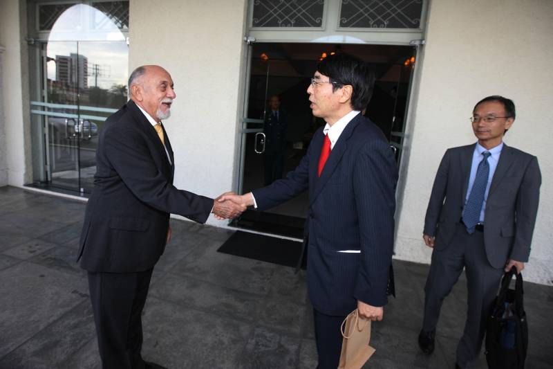 As relações comerciais e culturais entre o Pará e o Japão, além da possibilidade de novos investimentos em áreas estratégicas como infraestrutura viária, saúde e educação estiveram em pauta durante encontro entre o novo Embaixador do Japão no Brasil, Akira Yamada (c), e o governador Simão Jatene (e). A reunião ocorreu na tarde desta segunda-feira (28), no Palácio do Governo, em Belém. O representante do governo japonês e comitiva vieram ao Estado para uma série de visitas aos empreendimentos e comunidades Nikkeis em função dos 110 anos da Imigração Japonesa no Brasil. “Viemos agradecer a parceria e a relação do Pará com toda a comunidade japonesa que aqui reside. São pessoas que contribuíram e que continuam trabalhando para o desenvolvimento do Estado”, afirmou o embaixador Akira Yamada.
FOTO: ANTÔNIO SILVA / AG. PARÁ
DATA: 28.05.2018
BELÉM - PARÁ <div class='credito_fotos'>Foto: Antônio Silva/Ag. Pará | <a href='/midias/2018/originais/86c309f8-a7f1-4a16-8c45-9e895fda962e.jpg' download><i class='fa-solid fa-download'></i> Download</a></div>