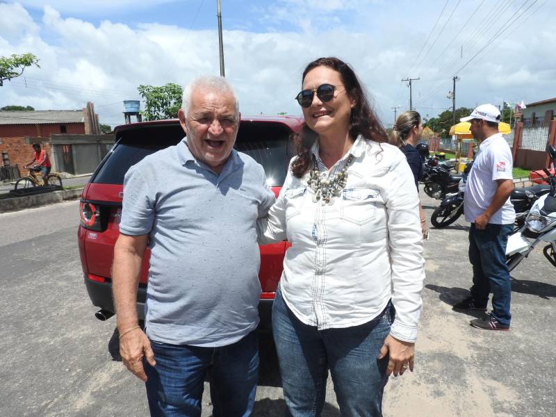 Termina neste sábado, 17, o atendimento da Caravana Pro Paz Cidadania em Bragança, município localizado na região nordeste do estado. Com o apoio da prefeitura e secretarias estaduais, a ação começou na quinta-feira, 15, no ginásio do Senai. Até o momento, mais de dois mil atendimentos foram feitos. A população pode solicitar a emissão de RG, CPF, certidão de nascimento (1° e 2° via), Id Jovem, identidade de nome social e aconselhamento jurídico. Na foto, o prefeito de Bragança, Raimundo Oliveira, e Mônica Altman, presidente da Fundação Pro Paz.
FOTO: CARLOS SODRÉ / AG. PARÁ
DATA: 16.03.2018
BRAGANÇA - PARÁ <div class='credito_fotos'>Foto: Carlos Sodré/Agência Pará | <a href='/midias/2018/originais/86c316d7-234d-4530-b9e5-6cbd47da6379.jpg' download><i class='fa-solid fa-download'></i> Download</a></div>