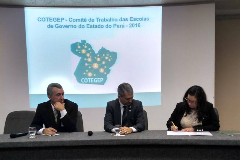 O Comitê de Trabalho das Escolas de Governo do Estado do Pará (Cotegep) está oficializado desde segunda-feira (5), quando gestores e representantes de órgãos federais, estaduais e municipais se reuniram no auditório da Escola de Governança Pública do Estado (EGPA) para a assinatura conjunta de um Protocolo de Intenções. O Comitê começou suas atividades debatendo a elaboração da Rede Amazônica das Escolas de Governao (Rameg), lançada em agosto de 2013, por ocasião dos 10 anos de criação da autarquia paraense. Com o objetivo de viabilizar, com maior eficácia e agilidade, a participação e o acesso do funcionalismo público a ações, programas e projetos de formação, desenvolvimento e qualificação profissional, além de intermediar o acesso à estrutura física e instrutoria a programas realizados por seus integrantes, o Comitê, até ser formalizado, atuava informalmente.

FOTO: RAFAEL SANTOS / ASCOM TCM
DATA: 07.02.2018
BELÉM - PARÁ <div class='credito_fotos'>Foto: RAFAEL SANTOS / ASCOM TCM   |   <a href='/midias/2018/originais/86c8b381-3bce-4f94-81c4-13424f646a73.jpg' download><i class='fa-solid fa-download'></i> Download</a></div>