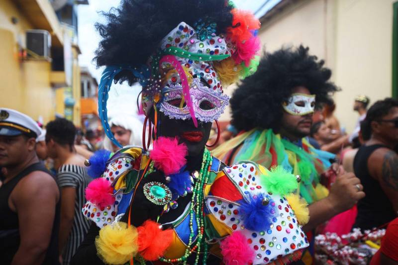 O professor Júlio Leal Gomes é natural de Vigia de Nazaré, no nordeste paraense, terra conhecida pela hospitalidade, principalmente em época festiva. Mantendo a tradição, no Carnaval Júlio e seus irmãos abrem a casa da família para amigos e outros parentes. Neste ano, o imóvel de quatro cômodos abrigou mais de 50 pessoas. Vigia tem um dos maiores e mais tradicionais carnavais do Pará. Nesta época do ano, a população do município, de 51.173 habitantes (Censo/IBGE), triplica com a chegada de brincantes oriundos de todo o Brasil, e os vigienses – igual coração de mãe - acolhem essa multidão. A estimativa é a cidade receber mais de 300 mil pessoas neste Carnaval.
FOTO: IGOR BRANDÃO / AG PARÁ
DATA: 13.02.2018
VIGIA - PARÁ <div class='credito_fotos'>Foto: IGOR BRANDÃO / AG. PARÁ | <a href='/midias/2018/originais/86cb2d71-c461-406f-bc08-4479aa167970.jpg' download><i class='fa-solid fa-download'></i> Download</a></div>