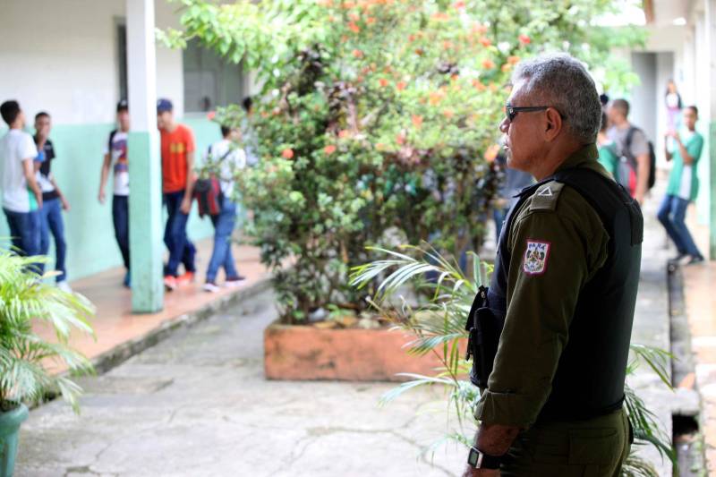 Trinta e oito agentes de segurança pública do Estado participam, no Instituto de Ensino de Segurança Pública do Pará (Iesp), de um curso de especialização da Companhia Independente de Policiamento Escolar (Cipoe). A capacitação começou no dia 26 de fevereiro e vai até 23 de março, com aulas de segunda a sexta, nos turnos da manhã e tarde. Os agentes de segurança estão sendo treinados para atuar na segurança junto às comunidades escolares do Estado. Este é o segundo curso que acontece para a qualificação do policiamento escolar do Comando de Policiamento Especializado, através da Companhia Independente de Policiamento Escolar (Cipoe). O primeiro foi em 2017, e qualificou 40 policiais. Na foto, policiamento na escola estadual Dom Pedro II.
FOTO: SIDNEY OLIVEIRA / AG. PARÁ
DATA: 13.03.2018
BELÉM - PARÁ <div class='credito_fotos'>Foto: Sidney Oliveira/Ag. Pará | <a href='/midias/2018/originais/86cf9312-24e1-4078-b064-d33c84d25bf9.jpg' download><i class='fa-solid fa-download'></i> Download</a></div>