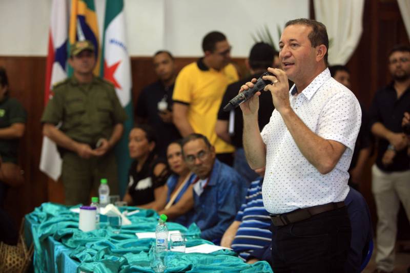 O produtor rural Nilson Corrêa da Silva, 23 anos, mora na comunidade Santo Ezequiel Moreno e produz alimentos em 700 hectares de terra na agrovila Acutipereira, no município de Portel, no arquipélago do Marajó. Mesmo morando e produzindo alimentos na comunidade, ele não possuía título de propriedade de terra. Para beneficiar produtores como Nilson, o governador Simão Jatene entregou, na manhã desta sexta-feira (23), títulos coletivos que beneficiaram mais de mil famílias. Os títulos também beneficiaram comunidades remanescentes de quilombos e povos tradicionais do município marajoara. O Pará foi o Estado que mais titulou áreas em prol dos remanescentes de quilombos no Brasil. Das 170 comunidades tituladas no país, 62 estão no Pará, sendo que destas 53 foram tituladas pelo Instituto de Terras do Pará (Iterpa).

FOTO: MÁCIO FERREIRA / AG. PARÁ
DATA: 23.03.2018
PORTEL - PARÁ <div class='credito_fotos'>Foto: MÁCIO FERREIRA/ AG. PARÁ   |   <a href='/midias/2018/originais/86db307d-539e-4faa-a286-e98776682f86.jpg' download><i class='fa-solid fa-download'></i> Download</a></div>