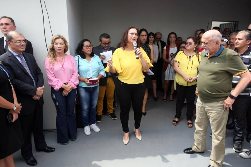 O Governo do Estado entregou nesta sexta-feira, 26, mais uma unidade Pro Paz Mulher. O governador Simão Jatene fez a entrega do novo espaço, que fica em Ananindeua, na Região Metropolitana de Belém e visa ampliar o atendimento humanizado e integral às mulheres em situação de violência de gênero. “Não é apenas um espaço de atendimento às mulheres, mas é, antes de tudo, um espaço de construção da cultura da paz”, disse o governador durante a inauguração. Na foto, Mônica Altman, presidente do Pro Paz.
FOTO: SIDNEY OLIVEIRA / AG. PARÁ
DATA: 26.10.2018
ANANINDEUA - PARÁ <div class='credito_fotos'>Foto: Sidney Oliveira/Ag. Pará | <a href='/midias/2018/originais/86dd16b1-5b3f-4ae0-b337-7d7c9099a69b.jpg' download><i class='fa-solid fa-download'></i> Download</a></div>