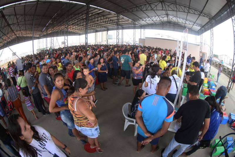O governo do Pará, por meio da Companhia de Habitação do Pará (Cohab) entregou, neste sábado (24), as chaves dos 4 mil apartamentos do Residencial Viver Melhor Marituba. O local passa a ser, agora, a moradia de mais de 15 mil pessoas que aguardavam pelo empreendimento. Desde o início da manhã, servidores da Cohab estavam a postos, na quadra de esportes do Residencial, organizando a entrega das chaves dos apartamentos. A Companhia de Saneamento do Pará (Cosanpa) também atendia os novos moradores, que já podiam realizar o cadastro de suas unidades de consumo para ligação do fornecimento de água.
FOTO: THIAGO GOMES / AG PARÁ
DATA: 24.02.2018
MARITUBA - PARÁ <div class='credito_fotos'>Foto: Thiago Gomes /Ag. Pará | <a href='/midias/2018/originais/86f31f48-2959-4a34-bc57-4dfa274423cb.jpg' download><i class='fa-solid fa-download'></i> Download</a></div>