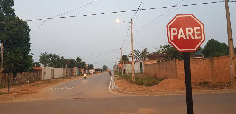 A comitiva esteve ainda em São Félix do Xingu, município que recebeu nove quilômetros e meio de asfalto em vias urbanas. Maria e Cláudia Rodrigues, que moram na Avenida Paraná, agora deixaram no passado os transtornos com a poeira. “Era um sonho esse asfalto. Tinha muita poeira. Tinha que limpar a casa de manhã e de tarde. Agora tá gostoso ficar aqui”, disse Maria. Também foram asfaltados 2,4 km de vias dentro do Parque de Exposição de São Félix do Xingu. Segundo o presidente do Sindicato dos Produtores Rurais do município, Arlindo Laureano (conhecido como Nenzinho), “isso aqui é de grande importância, porque São Félix tem o maior rebanho bovino do Pará, e no parque sem asfalto, devido à chuva, o povo ficava ou no lamaçal ou na poeira. Isso beneficia a população e os estandes de vendas nas feiras”.
FOTO: KÉLIA SANTOS / ASCOM CRGSP
DATA: 24.10.2018
SÃO FÉLIX DO XINGU - PARÁ <div class='credito_fotos'>Foto: KÉLIA SANTOS / ASCOM CRGSP | <a href='/midias/2018/originais/86f6f3e1-1b3f-49fe-8ee3-311891bc2a4d.jpg' download><i class='fa-solid fa-download'></i> Download</a></div>
