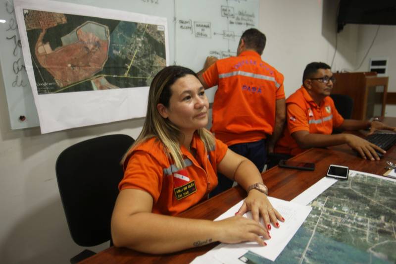 O governo do Estado intensificou as ações nas comunidades do município de Barcarena, no nordeste paraense, afetadas pela contaminação constatada pelo Instituto Evandro Chagas (IEC), no entorno da área de atuação da empresa Hydro. A força-tarefa de órgãos estaduais em parceria com a prefeitura municipal seguiu neste domingo (25), com a continuação do cadastramento de famílias, levantamento de possíveis problemas de saúde decorrentes da situação e distribuição de água potável, medidas emergenciais determinadas pelo Grupo de Trabalho do Governo do Estado. Ao todo, 30 profissionais da saúde, entre agentes de endemias e de saúde, além de 16 assistentes sociais, agentes da Defesa Civil, entre outros profissionais do Estado e Município atuam nos últimos dias nas comunidades de Bom Futuro, Vila Nova e Bujaruba. As equipes estão em campo para mapear e identificar as necessidades das famílias que residem nesses locais e que tipo de impacto que elas podem ter sofrido. Na foto, a Major Ciléa Mesquita, chefe da divisão de apoio à comunidade da Defesa Civil do Estado.
FOTO: IGOR BRANDÃO / AG PARÁ
DATA: 25.02.2018
BARCARENA - PARÁ <div class='credito_fotos'>Foto: IGOR BRANDÃO / AG. PARÁ | <a href='/midias/2018/originais/86f82179-9278-4ac6-985b-ded832f0c2cc.jpg' download><i class='fa-solid fa-download'></i> Download</a></div>