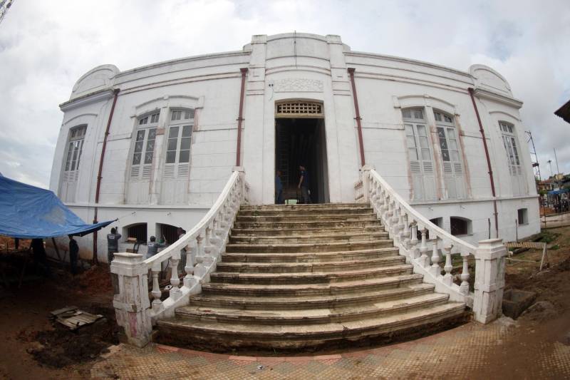 O município de Bragança, localizado na região nordeste do Estado, possui uma tradição musical muito forte no Pará, tanto na cultura erudita quanto na popular. Por causa desta característica o município vai sediar o primeiro Liceu de Música do Estado, com um investimento no valor de R$ 11, 7 milhões, que funcionará no prédio histórico da Escola Estadual Monsenhor Mâncio Ribeiro, no centro da cidade.
FOTO: THIAGO GOMES / AG. PARÁ
DATA: 09.04.2018
BRAGANÇA - PARÁ <div class='credito_fotos'>Foto: Thiago Gomes /Ag. Pará | <a href='/midias/2018/originais/8702c659-3b85-4007-b19d-1620b1200f9c.jpg' download><i class='fa-solid fa-download'></i> Download</a></div>