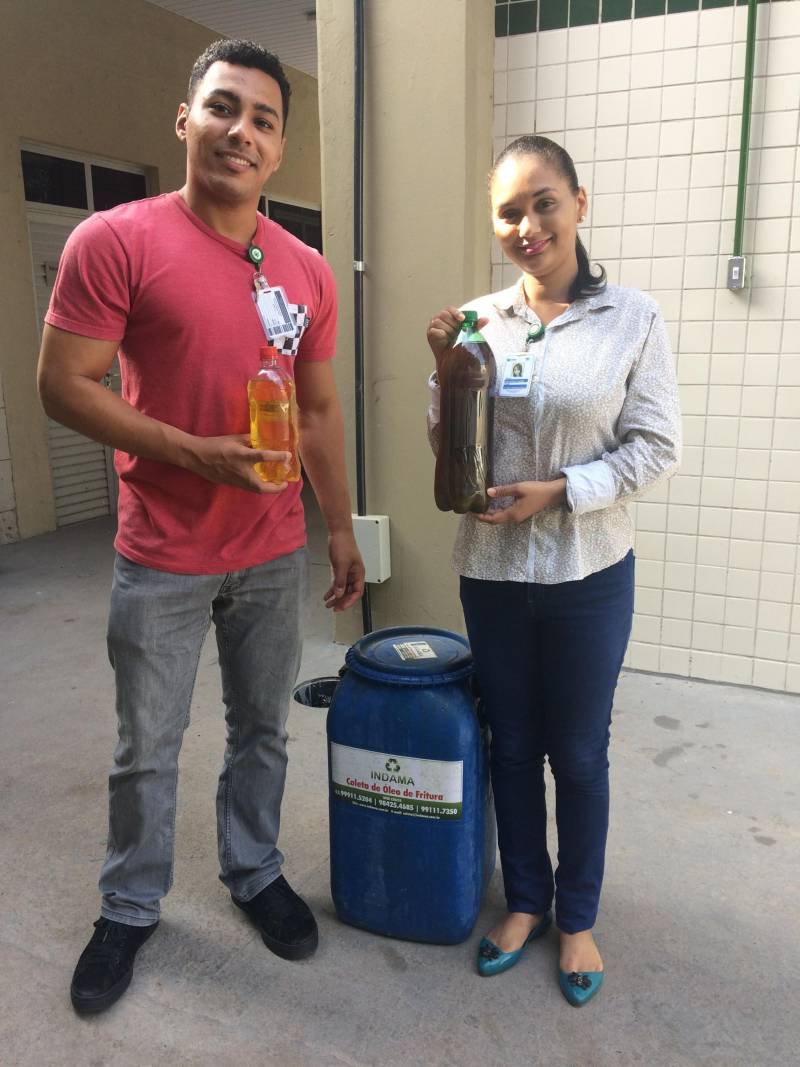 Cerca de 150 litros de óleo vegetal foram arrecadados pelo Hospital Regional do Sudeste do Pará - Dr. Geraldo Veloso (HRSP), em Marabá, nos quatro primeiros meses do projeto ECOlaborador. Lançada na Semana do Meio Ambiente, em junho, a iniciativa estimula o descarte correto do resíduo de óleo de fritura usado nas residências dos colaboradores e da comunidade. As doações são repassadas para uma empresa parceira, que se responsabiliza pela transformação desse resíduo em biodiesel e sabão. A assistente administrativa do HRSP, Wesleana Coelho, foi uma das primeiras a aderir ao projeto. Ela conta que divulgou a ideia para a mãe, que logo se animou para participar. "Eu informei a ela que o hospital está com esse projeto. Demorou dois meses para juntarmos essa quantidade porque lá em casa se usa pouco óleo. Mas tudo que foi utilizado, a gente separou, coou e trouxe", comentou a colaboradora. Na foto, o analista de Sustentabilidade do HRSP, Kildary Arrais (e) e a assistente administrativa do HRSP, Wesleana Coelho (d).
FOTO: ASCOM / HRSP
DATA: 08.11.2018
MARABÁ - PARÁ <div class='credito_fotos'>Foto: ASCOM HRSP | <a href='/midias/2018/originais/87119ae4-a8e9-4a3a-b0b6-777bd93d09b1.jpg' download><i class='fa-solid fa-download'></i> Download</a></div>