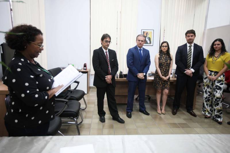 O procurador-geral do Estado do Pará, Ophir Cavalcante Junior, deu posse nesta quinta-feira (1º) à nova procuradora do Estado, Luiza Rosa Mesquita, aprovada no 20º concurso público realizado pela Procuradoria Geral do Estado do Pará (PGE), em 2015. A cerimônia de posse ocorreu no gabinete do titular da PGE, no prédio-sede da instituição, em Belém. Luíza Mesquita, 27 anos, e o procurador-geral do Estado assinaram o termo de posse numa cerimônia que contou com a presença de familiares da nova magistrada, procuradores, servidores da PGE e membros da direção da Associação dos Procuradores do Estado do Pará (Apepa). “Hoje é um dia marcante na minha vida, a realização de um sonho. Tenho plena consciência dos deveres e responsabilidades do cargo que estou assumindo nesta data e tenho muito amor pelo meu Estado, por isso prometo não medir esforços para somar ao máximo possível às atividades da PGE e colaborar da melhor forma nas ações de defesa do Pará e da sociedade paraense e de consultoria jurídica ao governo. É uma honra fazer parte do quadro funcional desta instituição”, frisou a nova procuradora.
FOTO: CARLOS SODRÉ
DATA: 02.02.2018
BELÉM - PARÁ <div class='credito_fotos'>Foto: CARLOS SODRÉ / AG. PARÁ | <a href='/midias/2018/originais/8712a83d-c092-492d-8f0e-52b36d9c5a5a.jpg' download><i class='fa-solid fa-download'></i> Download</a></div>