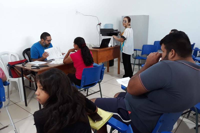 Os moradores de Santo Antônio do Tauá recebem hoje (30) os serviços de emissão de documentos, ofertados pela caravana Pro Paz Cidadania (foto) e seguem até amanhã (01). Nestes dois dias de ação poderão solicitar a expedição de cpf, rg, certidão de nascimento, Identidade jovem (Id jovem), identidade de nome social e aconselhamento jurídico. Seu José Ferreira da Silva, de 78 anos, aproveitou a ação para renovar a identidade, que ja está desgastada com o tempo. "Meu rg é muito antigo e já está deteriorado, a chegada da ação no município é um presente para todos nós. Eu tenho a necessidade de uma nova identidade, mas não tenho dinheiro para o serviço, aqui podemos emitir gratuitamente. Só temos a agradecer", disse seu José.
FOTO: EMANUELE CORRÊA / ASCOM PRO PAZ
DATA: 30.04.2018
SANTO ANTÔNIO DO TAUÁ - PARÁ <div class='credito_fotos'>Foto: EMANUELE CORRÊA / ASCOM PRO PAZ | <a href='/midias/2018/originais/8718019b-c25a-483b-b92c-013dcf3ee29a.jpg' download><i class='fa-solid fa-download'></i> Download</a></div>
