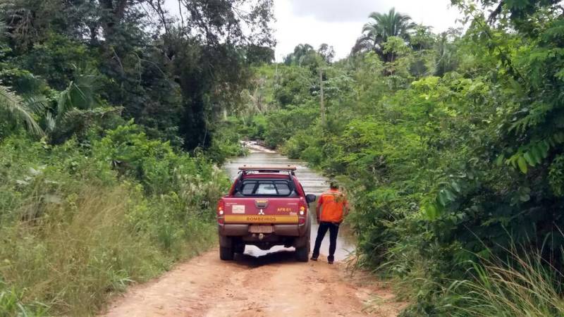 Nesta sexta-feira, 23, uma equipe da Defesa Civil do Pará se deslocou de Marabá rumo ao município de Itupiranga, na região sudeste do estado. Por conta do período chuvoso, 15 pontes da cidade apresentaram sérios problemas. Além disso, 300 pessoas estão desalojadas e 100 desabrigadas. Para auxiliar no atendimento dessas famílias, a Defesa Civil de Itupiranga solicitou ajuda da Coordenadoria Estadual de Defesa Civil. O subcomandante do 5º Grupamento Bombeiro Militar, Major Paulo César Vaz, ressaltou que esta é a segunda avaliação feita no município. “Enviamos a mesma equipe que esteve em Itupiranga, no dia 16 de fevereiro, para uma nova avaliação e dar o suporte necessário à Defesa Civil municipal no sentido de preencher o sistema S2iD (Sistema Integrado de Informações sobre Desastres do Governo Federal), o que vai subsidiar a prefeitura para decretar situação de emergência no município, e assim, consiga atender as demandas emergenciais”, explicou.
FOTO: ASCOM / DEFESA CIVIL
DATA: 23.02.2018
ITUPIRANGA - PARÁ <div class='credito_fotos'>Foto: ASCOM / DEFESA CIVIL | <a href='/midias/2018/originais/871bfb54-1376-4557-b87a-5601be48e6b8.jpg' download><i class='fa-solid fa-download'></i> Download</a></div>
