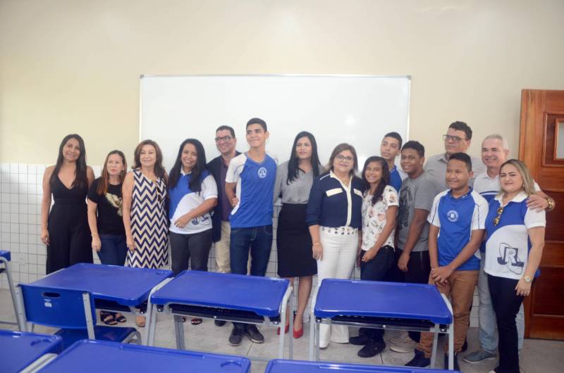 O Distrito de Icoaraci, em Belém, ganhou mais uma escola. Nesta sexta-feira (15), a Secretaria de Estado de Educação (Seduc) inaugurou a obra da Escola Estadual de Ensino Fundamental e Médio Professor Jorge Lopes Raposo. Construída integralmente, a unidade faz parte de um pacote de mais de 100 projetos de novas escolas, reformas e ampliações que a Seduc está executando em 53 municípios. A obra concluída foi recebida como fator motivacional de novo posicionamento da escola no Índice de Desenvolvimento da Educação Básica (Ideb). A inauguração reuniu a comunidade escolar e se transformou numa festa que congregou alunos, professores, dirigentes e os gestores da Seduc, liderados pela secretária Ana Claudia Serruya Hage (foto).
FOTO: ELISEU DIAS / ASCOM SEDUC
DATA: 15.06.2018
BELÉM - PARÁ <div class='credito_fotos'>Foto: Eliseu Dias / Ascom Seduc | <a href='/midias/2018/originais/873ae6bb-fa30-4466-a71c-dece762ead67.jpg' download><i class='fa-solid fa-download'></i> Download</a></div>