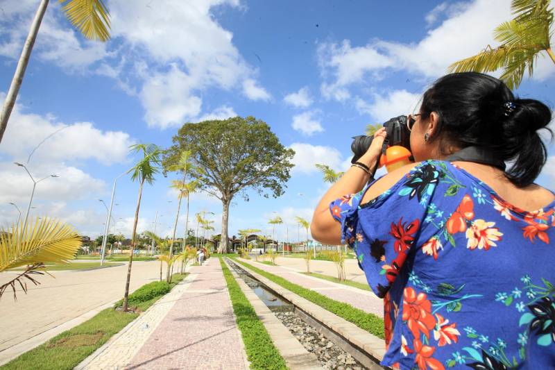 Observar seu entorno e aprimorar o próprio olhar. Este é o princípio da oficina de fotografia ministrada pelo fotojornalista Sidney Oliveira, que desde a última segunda-feira, 5, está no Centro Comunitário da Comunidade Pantanal, no bairro do Curió-Utinga, onde 17 jovens participam do Projeto Biizu, que abriu assim suas atividades de 2018.
FOTO: RODOLFO OLIVEIRA / AG. PARÁ
07.03.2018
BELÉM - PARÁ <div class='credito_fotos'>Foto: Rodolfo Oliveira/Ag. Pará | <a href='/midias/2018/originais/87443e52-51e6-4fee-99d0-c7851f044c41.jpg' download><i class='fa-solid fa-download'></i> Download</a></div>