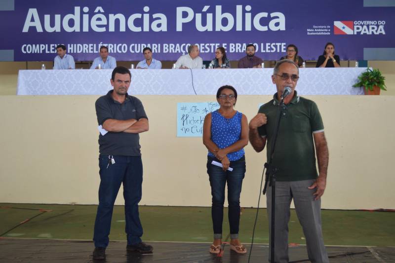 Cerca de 700 pessoas participaram de uma audiência pública, no município de Rurópolis, no sudoeste do estado, promovida pela Secretaria de Meio Ambiente e Sustentabilidade (Semas). As discussões giraram em torno dos impactos socioambientais previstos no projeto do Complexo Hidrelétrico Braços Leste e Oeste e Linhas de Transmissão Associadas, de responsabilidade da empresa Cienge Engenharia. Essa foi a segunda audiência realizada, a pedido da Semas, a respeito do projeto. O evento deu continuidade a encontros anteriores, como reuniões prévias e outra audiência já realizadas no município no período entre agosto e outubro de 2016. A Semas também convocou, por meio de edital, o Ministério Público Estadual e Federal, autoridades federais, estaduais e municipais, órgãos públicos e privados, instituições governamentais e não governamentais e comunidades a serem influenciadas direta ou indiretamente pelo empreendimento, a fim de discutir o conteúdo do Estudo de Impacto Ambiental (EIA) e Relatório de Impacto Ambiental (Rima).
FOTO: ASCOM / SEMAS
DATA: 08.03.2018
RURÓPOLIS - PARÁ <div class='credito_fotos'>Foto: ASCOM SEMAS | <a href='/midias/2018/originais/874da501-6ab6-4a6a-b718-63aab77b43ac.jpg' download><i class='fa-solid fa-download'></i> Download</a></div>