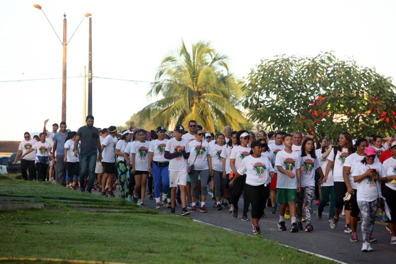 “Foi uma semana produtiva, de muito trabalho, de interação com a sociedade, e culminou com a caminhada sustentável (foto), que por sua vez foi extremamente bem-sucedida para mostrarmos que sustentabilidade também envolve saúde”. As palavras do titular da Secretaria de Estado de Meio Ambiente e Sustentabilidade (Semas), Thales Belo, encerraram uma programação vasta do Governo do Pará em alusão à Semana Mundial do Meio Ambiente.

FOTO: SIDNEY OLIVEIRA / AG. PARÁ
DATA: 09.06.2018
BELÉM - PARÁ <div class='credito_fotos'>Foto: Sidney Oliveira/Ag. Pará   |   <a href='/midias/2018/originais/87553241-7f0d-4f39-94ba-748ae2cc3c3c.jpg' download><i class='fa-solid fa-download'></i> Download</a></div>