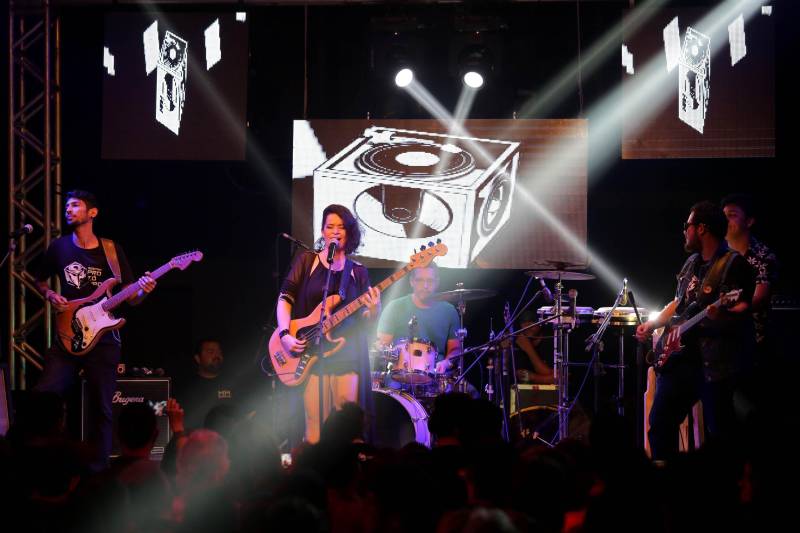 Uma noite de sons, ritmos e emoções. Assim pode ser definido o show da Mostra Protótipo, realizado na noite desta quinta-feira (21) no Teatro Universitário Cláudio Barradas, em Belém. Os artistas da Orquestra Pau e Cordista, Azul Dossel, A Troca, DK, Inesita (foto), Tula Tânia, Caruana, Gael Conhece o Mar, Pelé do Manifesto e Everton MC, e Toni Link levantaram o público do teatro com as 10 músicas selecionadas pela Cultura Rede de Comunicação no projeto.
FOTO: CAMILA LIMA / PORTAL CULTURA
DATA: 21.06.2018
BELÉM - PARÁ <div class='credito_fotos'>Foto: CAMILA LIMA / PORTAL CULTURA | <a href='/midias/2018/originais/875837db-72c7-41fe-87d3-0fc17132b790.jpg' download><i class='fa-solid fa-download'></i> Download</a></div>