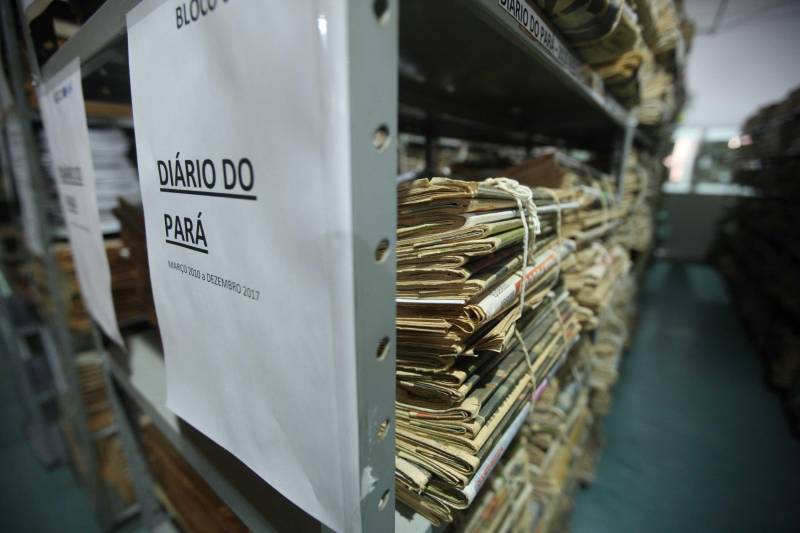 Ao entrar na Biblioteca Arthur Viana, localizada no Centro Cultural e Turístico Tancredo Neves (Centur), é possível visualizar e sentir as diferenças logo ao chegar. O espaço, que desde 2015 passava por reformas, está completamente pronto para sua reinauguração, que deve acontecer já na próxima semana. Iluminação adequada, climatização renovada, mudança de estantes e outros móveis que contribuíram para a ampliação do espaço, além de um verdadeiro upgrade em diversos espaços de convivência, serviços e estudos, trouxeram novos ares a centenária biblioteca.
FOTO: THIAGO GOMES / AG. PARÁ
DATA: 27.04.2018
BELÉM - PARÁ <div class='credito_fotos'>Foto: Thiago Gomes /Ag. Pará | <a href='/midias/2018/originais/87587323-185c-428d-9682-bbcb7267df6e.jpg' download><i class='fa-solid fa-download'></i> Download</a></div>