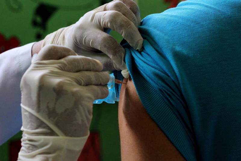 O Departamento Penitenciário Nacional (Depen), órgão vinculado ao Ministério da Justiça e Segurança Pública, realizou um mutirão do projeto Identidade Cidadã, nos dias 19 e 20 de dezembro, no Presídio Estadual Metropolitano (PEM) III. A ação teve como objetivo emitir a segunda via de certidões de nascimento ou de casamento para pessoas privadas de liberdade. O projeto é uma parceria do Depen com a Associação de Notários e Registradores do Brasil (Anoreg) e a Superintendência do Sistema Penitenciário do Pará (Susipe). A partir de um levantamento feito pelos assistentes sociais do PEM III, foi constatada a necessidade de emitir a segunda via da certidão de nascimento para 154 internos.

FOTO: VELOSO JÚNIOR / ASCOM SUSIPE
DATA: 20.12.2018
SANTA IZABEL - PARÁ <div class='credito_fotos'>Foto: Veloso Junior / Ascom Susipe   |   <a href='/midias/2018/originais/87751f76-cf56-4c6c-9602-080db87fa94e.jpg' download><i class='fa-solid fa-download'></i> Download</a></div>