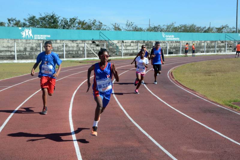 Na disputa houve partidas de goaball, bocha, tênis de mesa, atletismo (foto) e natação. A promoção do evento é da Secretaria de Educação (Seduc) por meio do seu Núcleo de Esporte e Lazer (NEL). Conceição Felgueiras, coordenadora dos Jogos, fez avaliação positiva do evento, realizado pela primeira vez fora da capital paraense e que mobilizou mais de 270 pessoas diretamente, entre dirigentes, técnicos e acompanhantes dos paratletas. "Todos os paratletas participantes são vencedores. Além da competição, eles tiveram um momento para socializar e confraternizar -pois eram participantes de vários municípios do estado. O evento ainda cumpriu a missão de sensibilizar o poder público local sobre a importância do incentivo ao esporte paralímpico", disse.
FOTO: FERNANDO NOBRE / ASCOM SEDUC
DATA: 29.06.2018
MARABÁ - PARÁ <div class='credito_fotos'>Foto: FERNANDO NOBRE/ASCOM SEDUC | <a href='/midias/2018/originais/8779fd6b-eb52-4a88-aeb3-eefe7b8af81c.jpg' download><i class='fa-solid fa-download'></i> Download</a></div>