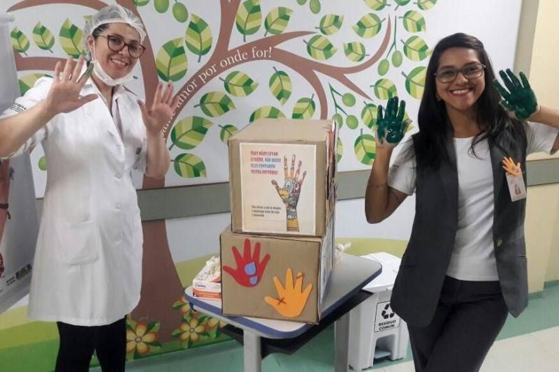 Nesta sexta-feira, 5, é comemorado o Dia Mundial de Higiene das Mãos. Para comemorar a data, várias instituições ligadas à saúde no Estado estão realizando ações para lembrar a importância deste gesto simples. A Unidade de Alta Complexidade em Oncologia Dr. Vítor Moutinho (Unacon), em Tucuruí, no sudeste paraense, iniciou campanha para maior conscientização da importância da higiene correta das mãos, que ainda é a medida mais simples e que garante proteção aos profissionais da saúde, pacientes e seus acompanhantes contra vários tipos de doenças.
FOTO: ASCOM UNACON
DATA: 05.05.2017
TUCURUÍ - PARÁ <div class='credito_fotos'>Foto: Ascom Unacon | <a href='/midias/2018/originais/8780282c-5fd2-45b3-a34c-2d359489a5ff.jpg' download><i class='fa-solid fa-download'></i> Download</a></div>
