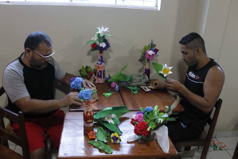 Uma turma formada por 22 internos do Centro de Recuperação Regional de Castanhal (CRRCA) finalizou nesta sexta-feira (29) um curso de arranjo de flores artificiais, oferecido pelo Serviço Nacional de Aprendizagem Rural (Senar), em parceria com a Superintendência do Sistema Penitenciário do Estado (Susipe). O curso faz parte do trabalho desenvolvido pelo setor de reinserção social, que tem como objetivo investir na qualificação profissional e geração de renda, beneficiando internos da unidade prisional. Os detentos aprenderam a confeccionar arranjos de flores utilizando materiais como EVA, tecido tipo voil, tinta spray, tinta para EVA, pincel, tiner, betume, cipó (para osn caules) e gesso para a sustentação dos arranjos nos vasos, além de muita criatividade.
FOTO: AKIRA ONUMA / ASCOM SUSIPE
DATA: 30.06.2018
CASTANHAL - PARÁ <div class='credito_fotos'>Foto: Akira Onuma / Ascom Susipe | <a href='/midias/2018/originais/87824ac0-07f5-4887-8121-7fb81b9f95e5.jpg' download><i class='fa-solid fa-download'></i> Download</a></div>