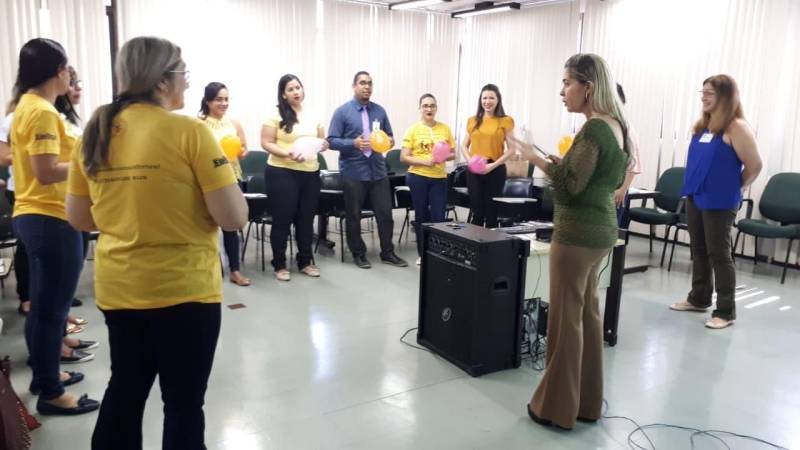 A Gerência de Captação de Doadores (Gecad) da Fundação Centro de Hemoterapia e Hematologia do Pará (Hemopa) realizou capacitação para Formação de Agentes Multiplicadores em parceria com o Hospital Jean Bitar (HJB) que possui Agência Transfusional (AT), abastecida pelo hemocentro. A ação teve o objetivo de elevar o número de coletas de sangue, tendo em vista que Hemopa vem enfrentando uma significativa baixa de mais de 40% no estoque de sangue, provocada, entre outros motivos, pelas intensas chuvas que dificultam o acesso de voluntários da doação de sangue. A ação foi coordenada pela titular da Gecad, a assistente social Juciara Farias, que ministrou a capacitação, dia 18, para cerca de 20 integrantes do Grupo de Trabalho de Humanização (GTH) do HJB que vai reforçar um trabalho de sensibilização que já vem sendo desenvolvido junto aos colaboradores, familiares e amigos de usuários internados na unidade hospitalar. Na foto, ação foi coordenada pela titular da Gecad, a assistente social Juciara Farias (blusa verde).

FOTO: ASCOM / HEMOPA
DATA: 19.05.2018
BELÉM - PARÁ <div class='credito_fotos'>Foto: Ascom Hemopa   |   <a href='/midias/2018/originais/8788f1ab-1887-4440-acf1-93ae33b19a66.jpg' download><i class='fa-solid fa-download'></i> Download</a></div>