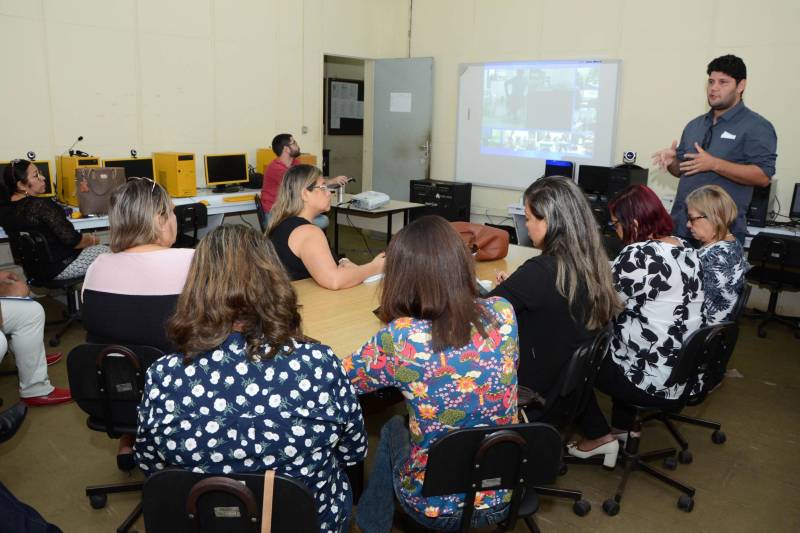 A implantação da plataforma digital Google for Education na rede estadual de ensino possibilitará um leque de opções para a comunidade escolar no campo da aprendizagem, inclusive em família. Em breve, pais de alunos da rede pública estadual poderão acompanhar os conteúdos ministrados aos estudantes por meio da ferramenta Google Sala de Aula, a partir das orientações dos professores. As vantagens da plataforma foram mostradas nesta sexta-feira (09), em reunião dos dirigentes da Coordenadoria de Tecnologia Aplicada à Educação, da Secretaria de Estado de Educação (CTAE/Seduc) com integrantes da empresa Inteceleri, representante da Google no Pará e contratada pela Seduc para executar o projeto.
FOTO: RAI PONTES / ASCOM SEDUC
DATA: 10.02.2018
BELÉM - PARÁ <div class='credito_fotos'>Foto: Rai Pontes/Ascom Seduc | <a href='/midias/2018/originais/8789167f-6f5f-428c-99cf-2adf7a6502d9.jpg' download><i class='fa-solid fa-download'></i> Download</a></div>