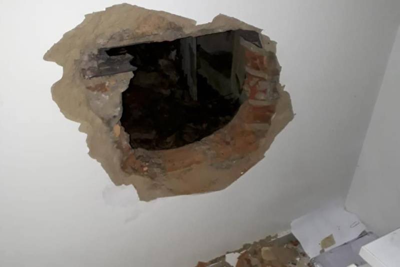 A Polícia Civil impediu o furto de valores em uma agência bancária, na madrugada deste domingo (27), com a prisão em flagrante de quatro homens, no distrito de Vila dos Cabanos, em Barcarena, nordeste paraense. Foi por volta de 1h30. Equipes de policiais civis da Superintendência Regional do Baixo Tocantins, Divisão de Repressão ao Crime Organizado (DRCO), do Grupo de Pronto-Emprego (GPE) e do Núcleo de Apoio à Investigação da região (NAI) já monitoravam o grupo e efetuaram a abordagem no momento em que os acusados já haviam feito um buraco na parede do banco.

FOTO: ASCOM POLÍCIA CIVIL
DATA: 27.05.2018
BARCARENA - PARÁ <div class='credito_fotos'>Foto: Ascom Polícia Civil   |   <a href='/midias/2018/originais/878a15b3-07f3-47df-b639-824aa362fdb4.jpg' download><i class='fa-solid fa-download'></i> Download</a></div>