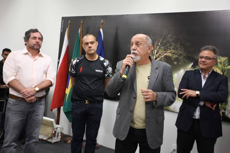 Carteira de identidade, habilitação e de trabalho. Seguro-desemprego, segunda via de boletos de água e multas de transito. Registros na Junta Comercial e DARFs de impostos. Registros de ocorrências na polícia e queixas ao Procon. Tudo num só lugar, rápido e fácil. O governador Simão Jatene (foto) entregou nesta sexta-feira, 04, à população a Estação Cidadania do Shopping Pátio Belém. É a sexta unidade de atendimento à população no estado do Pará. Num espaço de mais de mil metros quadrados, a população poderá contar com serviços de órgãos como: Banpará; Polícia Civil; Procon; Secretaria de Justiça e Direitos Humanos; Sistema Nacional de Empregos; Secretaria de Assistência Social, Trabalho e Renda; Junta Comercial do Estado, Secretaria da Fazenda, Cosanpa, Detran, Igeprev e Fundação Pro-Paz. Além desses, as novidades ficam por conta do Hemopa, oferecendo a possibilidade do cidadão doar sangue e da Secretaria Municipal de Mobilidade (Semob).
FOTO: ANTÔNIO SILVA / AG. PARÁ
DATA: 04.05.2018
BELÉM - PARÁ <div class='credito_fotos'>Foto: Antônio Silva/Ag. Pará | <a href='/midias/2018/originais/878b6b15-ec5d-4e7c-bc67-d3bd7bb4358e.jpg' download><i class='fa-solid fa-download'></i> Download</a></div>